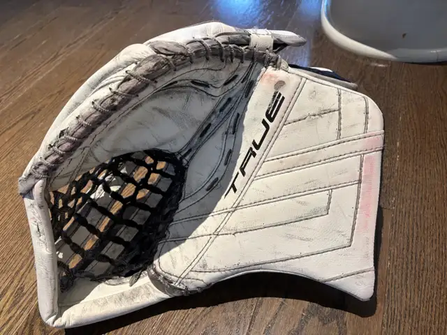33”+1” CCM Axis XF Stock Pro Senior Goalie Set in Hockey in London - Image 10