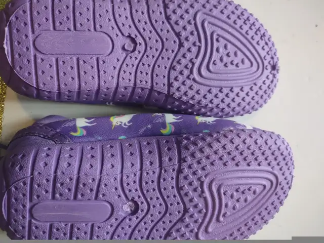 Children's water shoes size 9, Kanata, ottawa  in Kids & Youth in Ottawa - Image 8