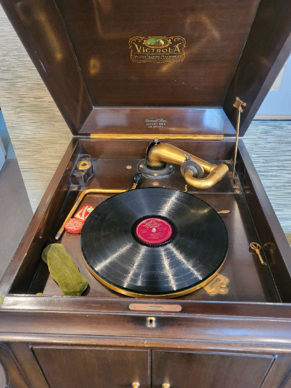 Victrola -Victor Talking Machine in Arts & Collectibles in Guelph - Image 3