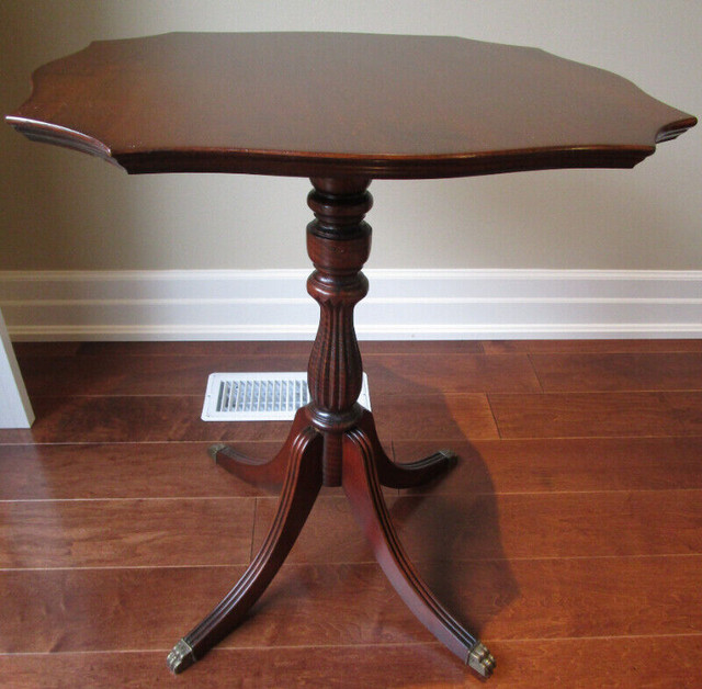 1930'S SOLID WALNUT PEDESTAL SIDE TABLE in Other Tables in Hamilton - Image 2