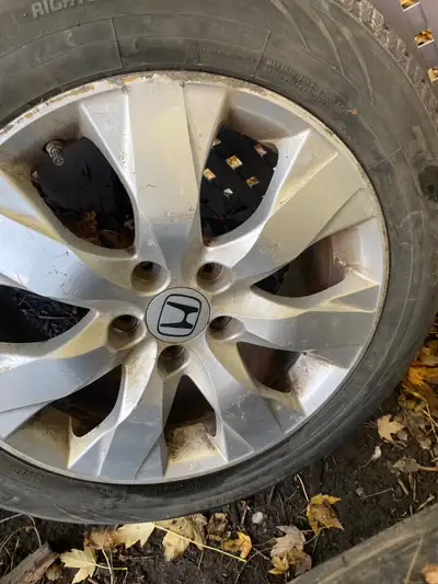 4 mags honda accord 5x114.3 avec tpms et pneu dhivert 215 60 17 pneu peu faire une saison Prêts à êt...