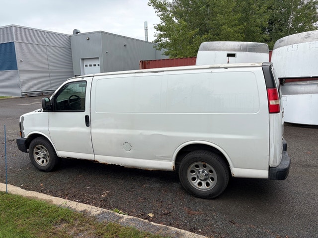 Truck-Camion 2010 Chevrolet Express Cargo 1500 — photo 2