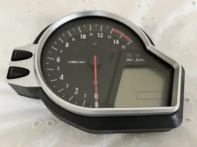 Speedo off a 2008 Honda CBR1000RR. In immaculate perfect working condition. It will fit the 2008 to...