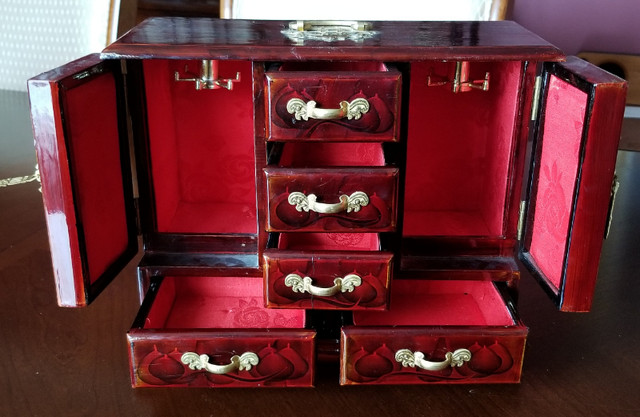 Beautiful Red Lacquered Chinese Musical Jewellery Box dans Bijoux et montres  à Longueuil/Rive Sud - Image 4