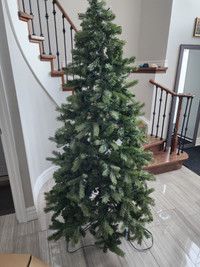 Christmas Tree 7 ft pre-lit - FREE