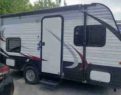 2014 island trail travel travel. Includes, awning, X2 bunk beds, queen bed, air-conditioned, radio t...