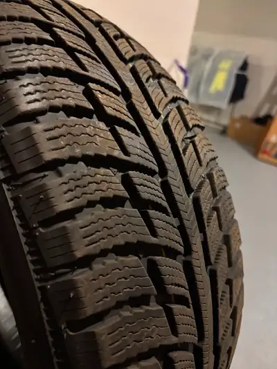 Pneu hivers BFGOODRICH WINTER T/A Très bonne qualité utilisé seulement 3 mois , nous avons vendu le...
