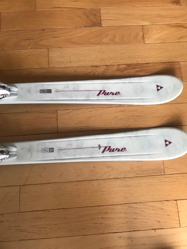 Women skis in Ski in Kingston - Image 6