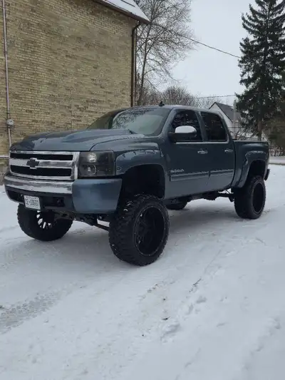 2007 chevy 1500 with 300k on it as a rough country lift after market hood, after market lights, afte...