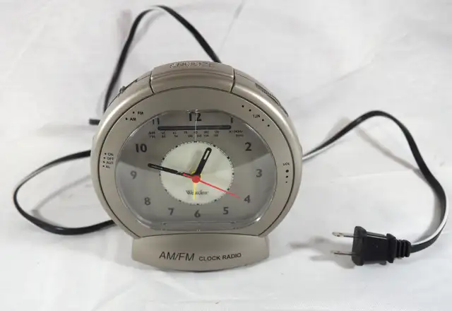 Vintage Westclox AM/FM Clock Radio in Home Décor & Accents in St. Albert - Image 2