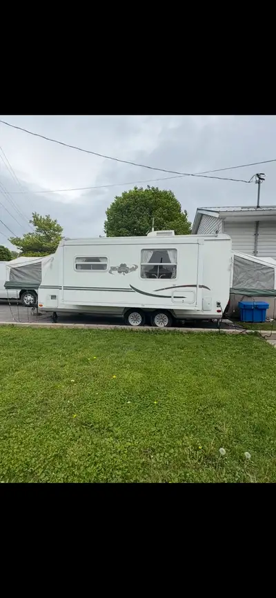18 Foot Fibreglass Trailer. Manufactured by Forest River. Shamrock Hybrid. Fits a Queens Matress in...