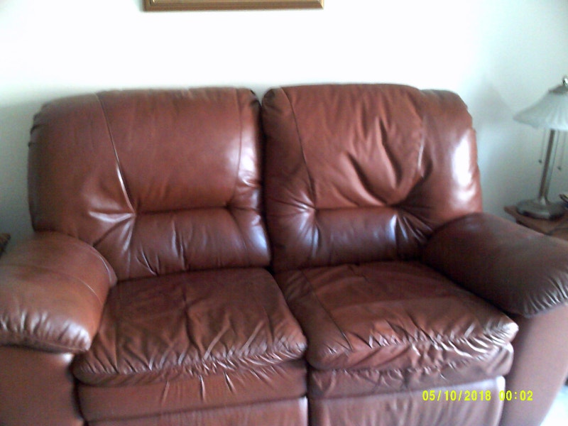 Causeuse 2 places en cuir. Sofas et futons TroisRivières Kijiji