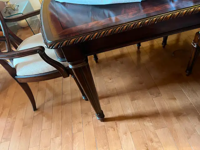 Dinning Room Table; Like New; Hooker furniture! Moving!!!62864365171458121