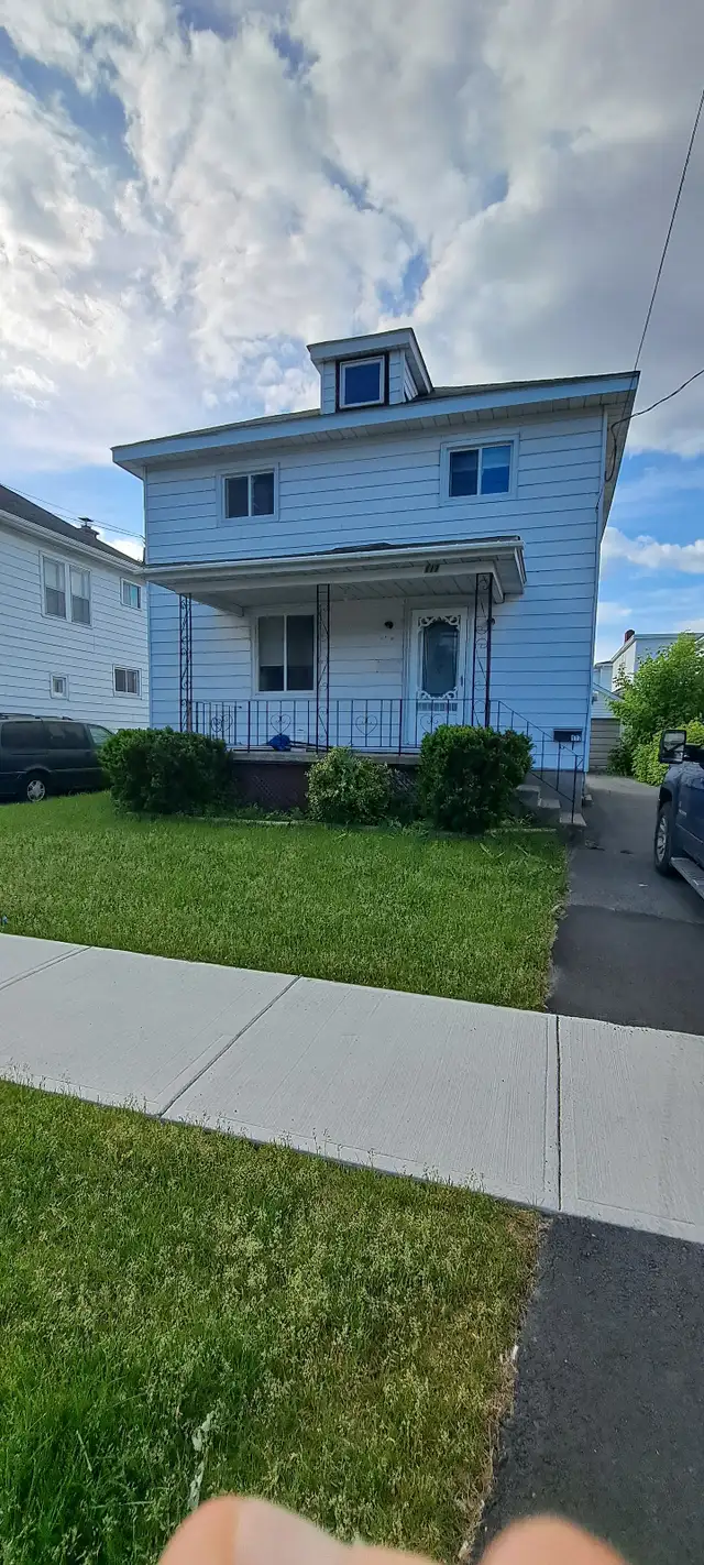 3 Bedroom house for Rent Fifth St West Avail April 1