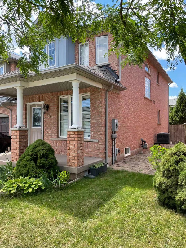 Freehold End Townhouse In South Burlington on Sale or Rent Houses for