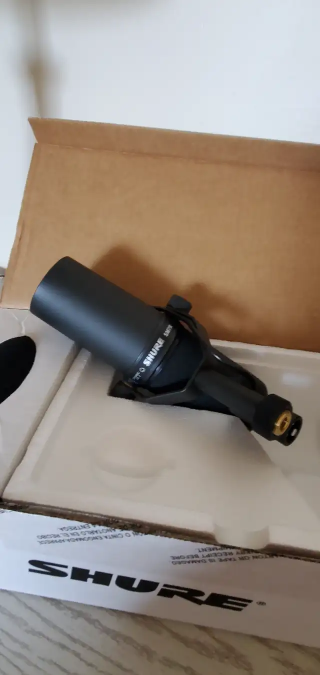 Shure SM7B Microphone in Pro Audio & Recording Equipment in City of Toronto - Image 3