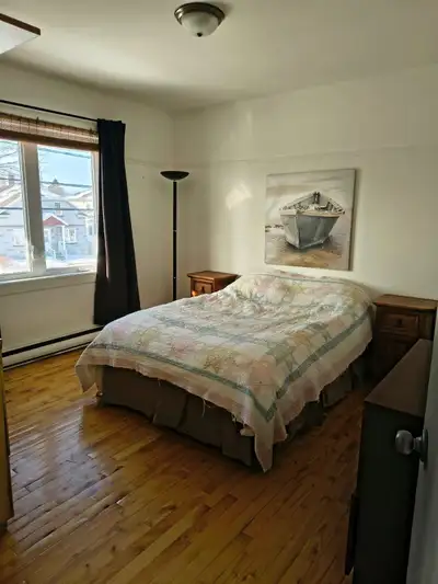 S.V.P. BIEN LIRE LA DESCRIPTION, TOUTES LES INFOS Y SONT. SI L’ANNONCE EST LÀ, OUI, C’EST DISPONIBLE...