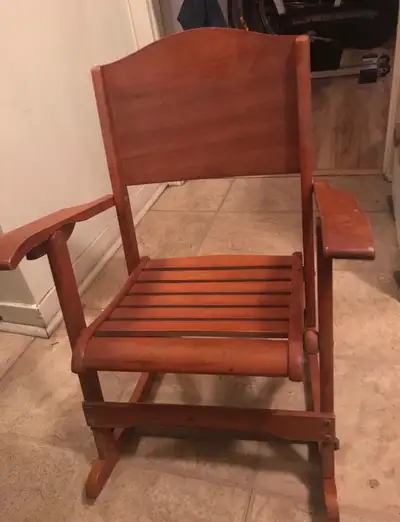 Ancienne chaise bercante pour enfant