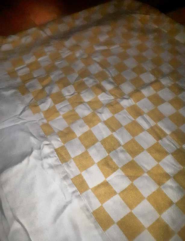 Heavyweight Marble Checkerboard picnick 

 in Bedding in Gatineau - Image 3