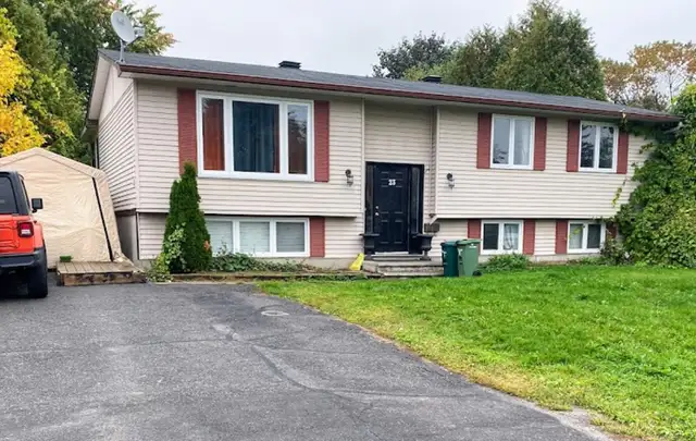 Detached Bungalow/house 5Bed2Bath 4 rent in Stittsville / Kanata