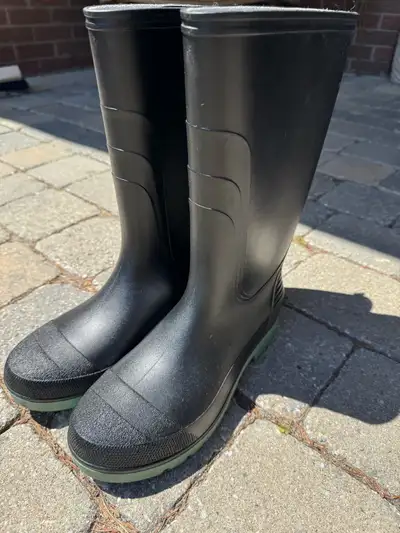 Size 9 New Rubber Boots, View more