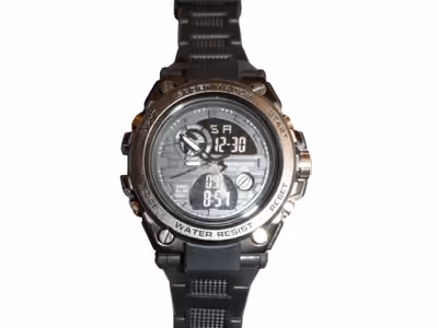 Montre sport étanche noire pour homme Profitez d’une montre abordable pour vos activités de plein ai...