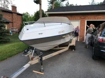 The 1998 Four Winns 195 Sundowner is a 19-foot fiberglass cuddy cabin boat that perfectly blends spo...