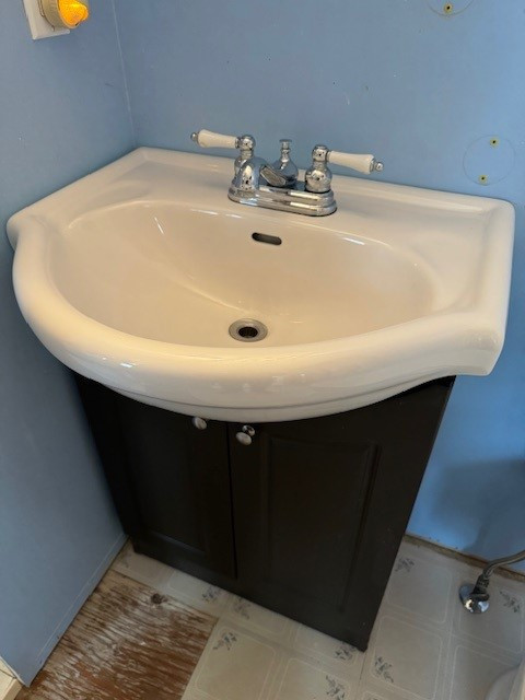 bathroom vanity in Plumbing, Sinks, Toilets & Showers in Strathcona County - Image 2