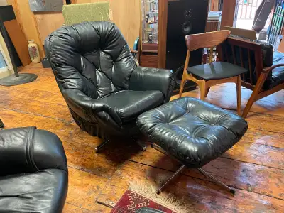 Uber comfy vintage lounge chair and ottoman. Perfect for gaming!