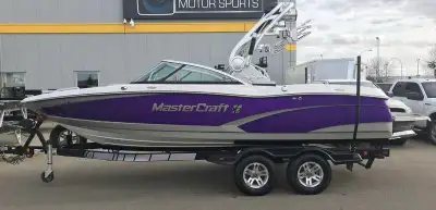 The Mastercraft X10 2014 is a high-performance wakesurf boat that offers a fantastic on-water experi...