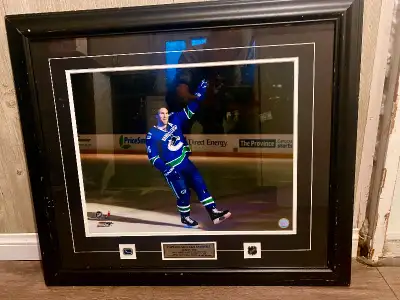 Trevor Linden framed autographs Ed picture paid $350.00a at Canucks for kids charity suction 2ft x 2...