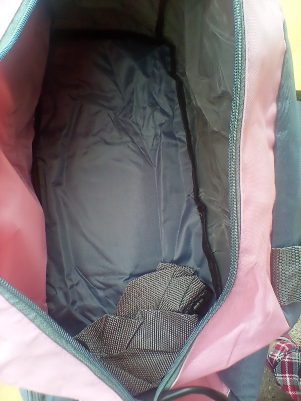 NEW Travel Bag / Carry on / Duffle Bag - Pink & Grey Nylon in Women's - Bags & Wallets in Oshawa / Durham Region - Image 4