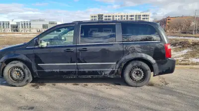 Allô, Nous mettons en vente notre Dodge Grand Caravan 2010, notre fidèle compagnon de voyage qui nou...