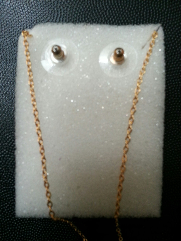 Avon costume jewellery golden set necklace earrings white crysta in Jewellery & Watches in Oakville / Halton Region - Image 4