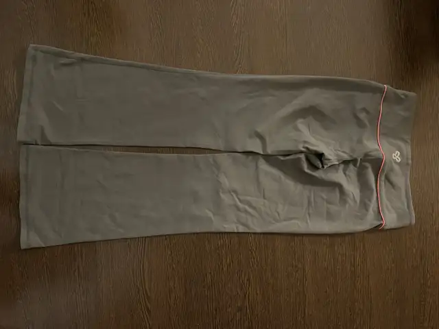 Aritzia TNA Original Pants - Grey in Size XS in Women's - Bottoms in City of Toronto - Image 5