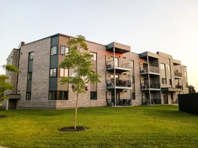 (Ascenseur – Stationnement intérieur – Air Climatisé - Gym et +) *SPACIEUX CONDO LOCATIF 4 ½* * Bien...