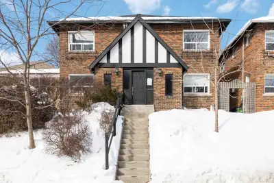 This bright and modern 2-bedroom apartment in Davisville is the perfect blend of comfort, convenienc...