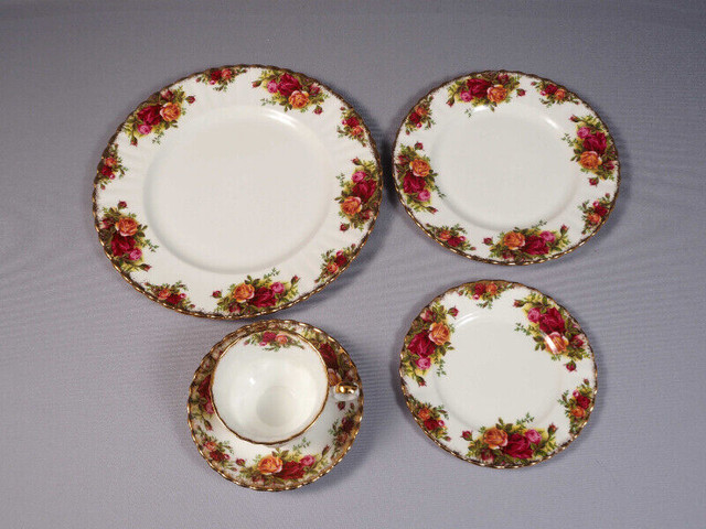 Royal Albert Old Country Roses Dinner Set FIRST EDITION in Arts & Collectibles in Oakville / Halton Region - Image 3