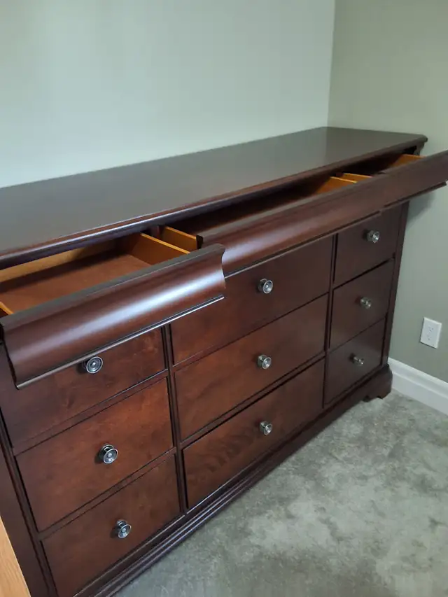 9-Drawer Dresser in Dressers & Wardrobes in Belleville - Image 3
