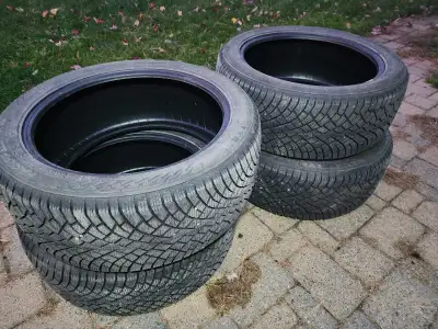 Pneus hiver neuf Nokian hakkapeliitta R5 245/45R19 102T XL 10/32 sur 10/32 360$/pneus = 1440$ total...