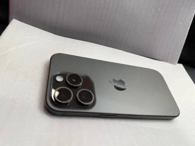 iPhone 15 Pro - 256 GB like new on Sale in Cell Phones in Oshawa / Durham Region - Image 4