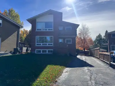 This bright, spacious and sunny 3 bedroom upper unit is in a quiet, non-smoking triplex. The owners'...