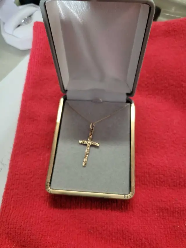 18 inches 14 kt Gold chain 10 kt Gold ✝️ Cross in Jewellery & Watches in Ottawa - Image 2