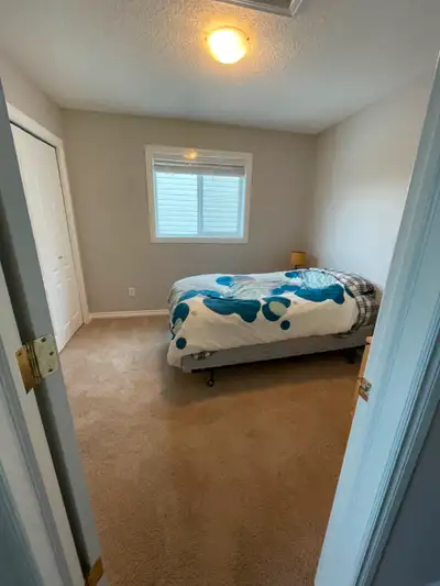 Room for rent Leduc Available now