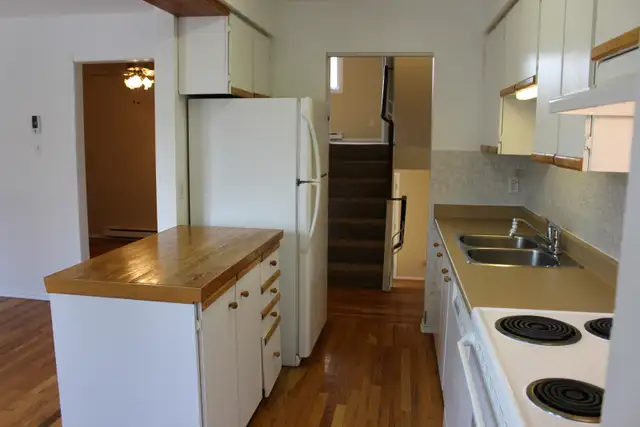 Comfortable townhouse for rent in Kanata. Two minutes to the 417 in Long Term Rentals in Ottawa - Image 13