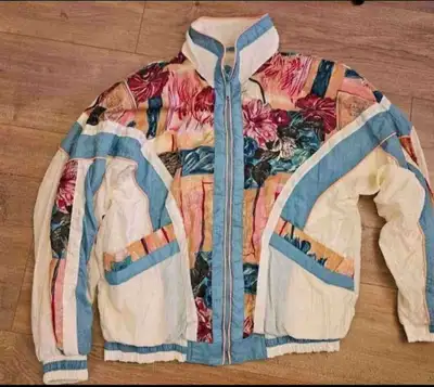 Medium Active Spirit Windbreaker Jacket from the 90"s does have some small shoulder pads Euc $40 Pic...
