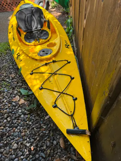 Riot, Quest 10 H Kayak, 10ft, with paddle, hardly used. New ones are listed at $649. Must sell -- ne...