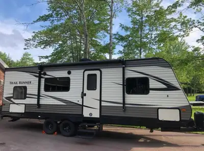 26’ Heartland Trail Runner SLE Lightweight trailer Queen sized bed Bunk model Bluetooth stereo syste...