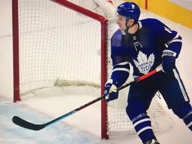 GAME USED NHL HOCKEY STICK - ZACH HYMAN in Arts & Collectibles in Mississauga / Peel Region - Image 4