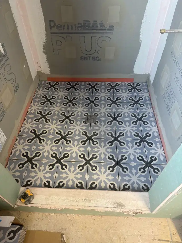 Tile installer 585100376157071367